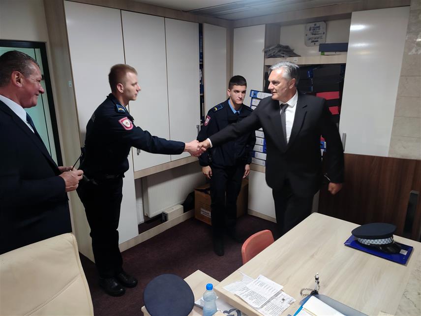 БАЊАЛУКА, 14. АПРИЛА /СРНА/ - Министар унутрашњих послова Републике Српске Синиша Каран присуствовао је данас у Бањалуци представљању портала "Е-услуге" посредством којег ће грађани моћи да електронски закажу термин за подношење захтјева за израду и преузимање путне исправе.