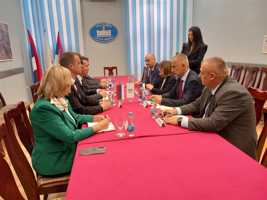 TРЕБИЊЕ, 14. АПРИЛА /СРНА/ - Састанак градоначелника Требиња Мирка Ћурића са предсједником Покрајинске владе Војводине Мајом Гојковић у Градској управи.