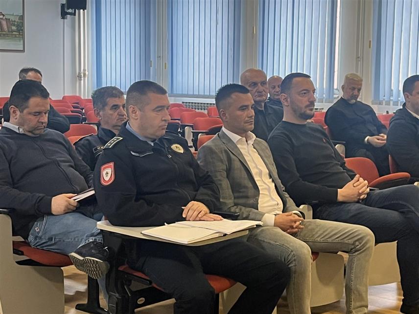 КОЗАРСКА ДУБИЦА, 14. АПРИЛА /СРНА/ - Начелник општине Козарска Дубица Игор Савковић рекао је данас на сједници Форума за безбједност да се интензивно ради на прикупљању потребне документације за изградњу новог вртића, али и привременом смјештају све дјеце која су похађала Дјечији вртић "Пчелица", у ком је раније дошло до обрушавања дијела плафона.