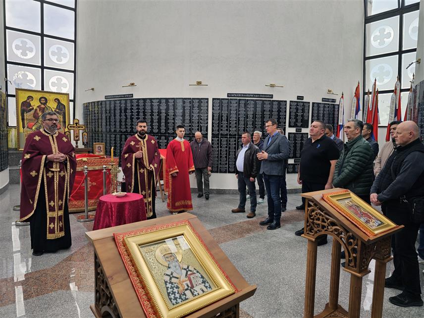 ИСТОЧНА ИЛИЏА, 14. АПРИЛА /СРНА/ - У општини Источна Илиџа данас је обиљежено пет година од смрти чувеног доктора Миодрага Лазића који је, радећи као хирург у ратној болници "Жица" у Блажују, оставио неизбрисив траг у цијелој Републици Српској.