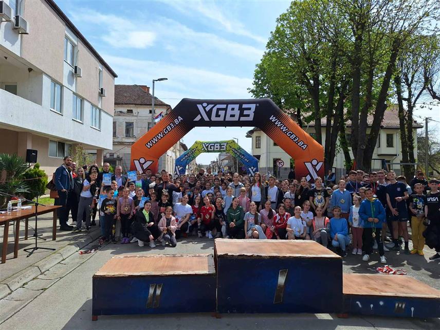 ШАМАЦ, 14. АПРИЛА /СРНА/ - Више од 500 дјеце учествовало је данас у уличним тркама у Шамцу организованим поводом Дана општине.