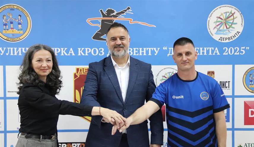 ДЕРВЕНТА, 14. АПРИЛА /СРНА/ - Градоначелник Игор Жунић, тренер Атлетског клуба Далибор Врховац и директор Туристичке организације града Биљана Теофиловић на конференцији за новинаре у Дервенти поводом треће уличне трке која ће бити одржана у суботу, 19. априла.