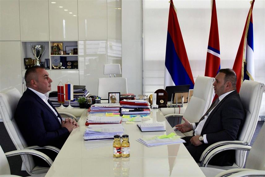 ИСТОЧНО САРАЈЕВО, 14. АПРИЛА /СРНА/ - Градоначелник Источног Сарајева Љубиша Ћосић разговарао је данас са начелником општине Пале Дејаном Којићем о реализације више важних пројеката за ову локалну заједницу.