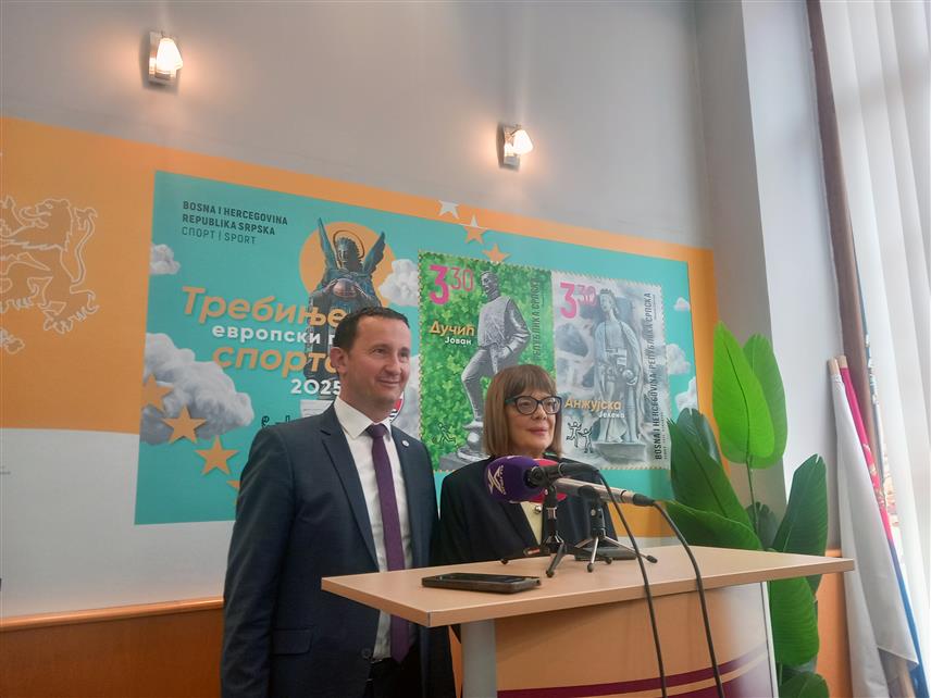 ТРЕБИЊЕ, 14. АПРИЛА /СРНА/ - Предсједник Покрајинске владе Војводине Маја Гојковић и градоначелник Tребиња Мирко Ћурић на конференцији за новинаре након састанка у Требињу.