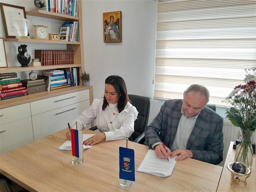 ЈЕЗЕРО, 14. АПРИЛА /СРНА/ - Општина Језеро потписала је уговор за набавку комуналног возила за прикупљање отпада вриједног 310.050 КМ, а ријеч је о пројекту који се спроводи у сарадњи са Амбасадом Јапана у БиХ.