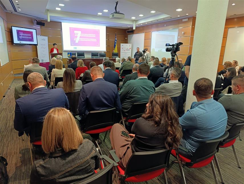 САРАЈЕВО, 14. АПРИЛА /СРНА/ - Мала и средња предузећа чине 90 одсто привреде БиХ, а турбуленције у протеклих 15 до 20 година показују да се за ове фирме које се баве извозом морају тражити пословни модели који ће одговорити све захтјевнијем глобалном тржишту, изјавио је потпредсједник Спољнотрговинске коморе БиХ Здравко Маринковић.