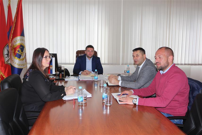 РОГАTИЦА, 14. АПРИЛА /СРНА / - Начелник општине Рогатица Нинослав Прелић разговарао је данас са директором предузећа "Електродистрибуције" Пале Ацом Станишићем о стању електромреже и плановима за реконструкцију 10-киловолтних далековода - Пилана, Сладара, Матино брдо и Козићи, те улагањима у нисконапонску мрежу.