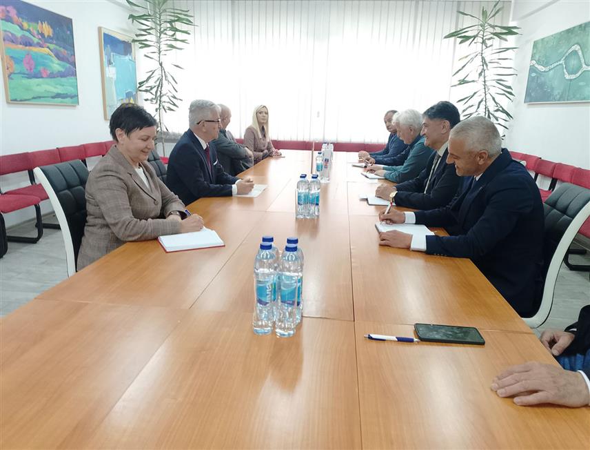 НОВИ ГРАД, 14. АПРИЛА /СРНА/ - Састанак министра саобраћаја и веза Републике Српске Недељка Чубриловића са начелницима општина Нови Град и Крупа на Уни Мирославом Дрљачом и Гојком Кличковићем.