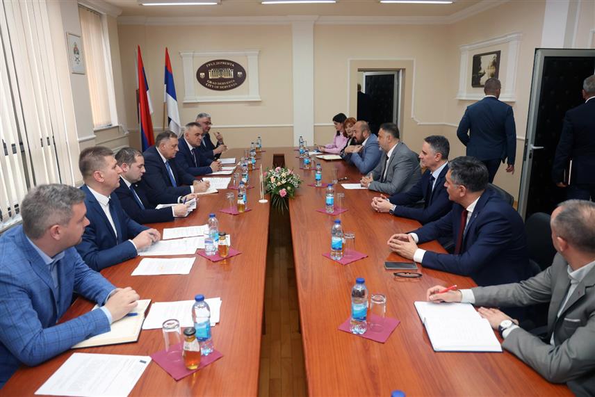 ДЕРВЕНТА, 14. АПРИЛА /СРНА/ - Предсједник Републике Српске Милорад Додик састао се у Дервенти са руководством овог града које предводи градоначелник Игор Жунић. / фото: Борислав Здриња/