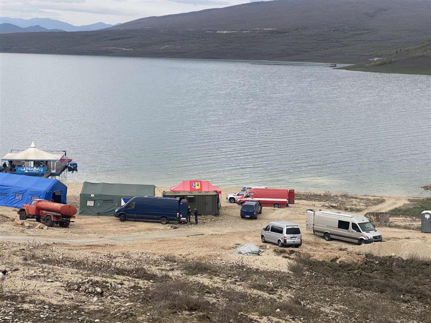 БИЛЕЋА, 14. АПРИЛА /СРНА/ - Јединица чешке полиције од јутрос у Билећком језеру трага за заосталим неексплодираним минско-експлозивним средствима.