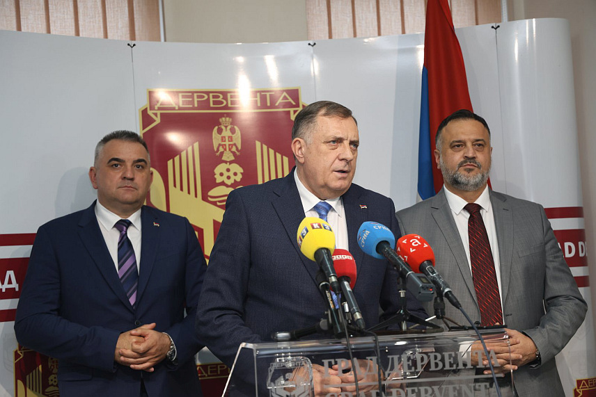 ДЕРВЕНТА, 14. АПРИЛА /СРНА/ - Предсједник Републике Српске Милорад Додик, градоначелник Дервенте Игор Жунић и министар пољопривреде, шумарства и водопривреде Саво Минић на конференцији за новинаре у Дервенти./ФОТО Борислав Здриња/	
