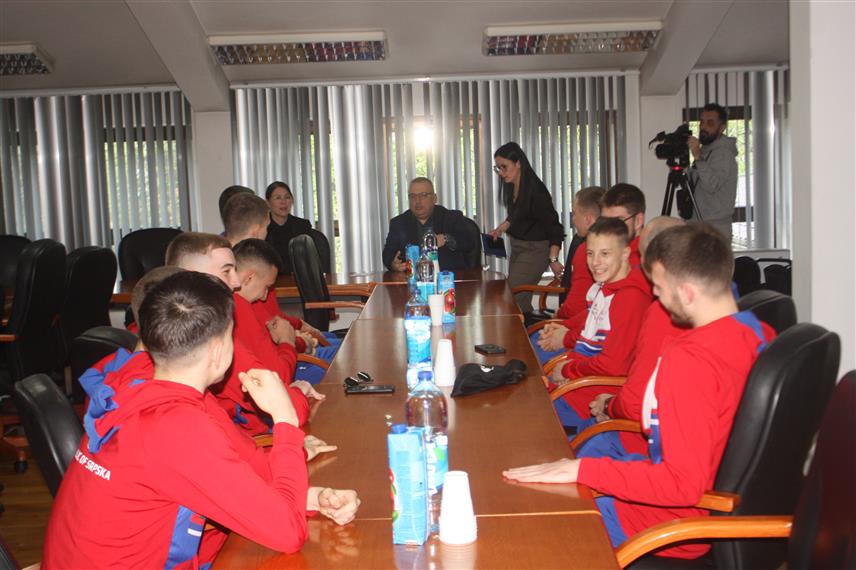 МОДРИЧА, 14. АПРИЛА /СРНА/ - Начелник општине Модрича Јовица Радуловић организовао је данас пријем за мушку одбојкашку екипу Средњошколског центра "Јован Цвијић" која је освојила бронзану медаљу на шампионату Европе за средњошколце.	