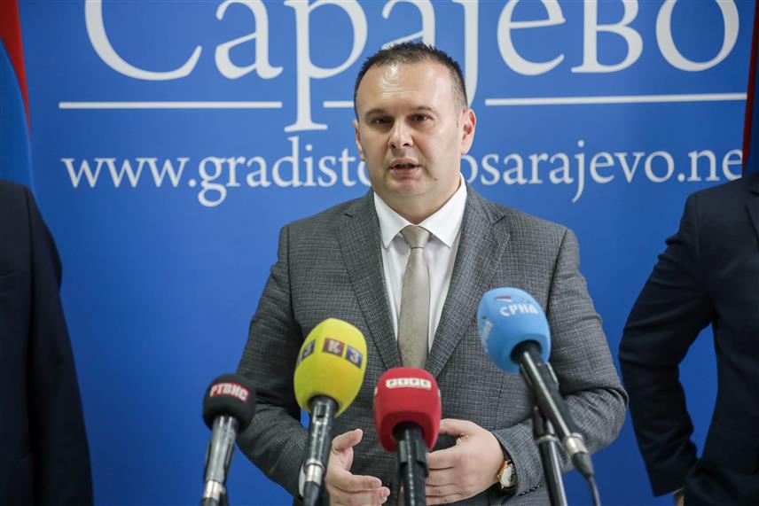 ИСТОЧНО САРАЈЕВО, 14. АПРИЛА /СРНА/ - Градоначелник Источног Сарајева Љубиша Ћосић на конференцији за новинаре данас у Источном Сарајеву послије посјете копредсједавајућег Комисије за трговину и економску сарадњу између БиХ и Русије Антона Шалајева.	