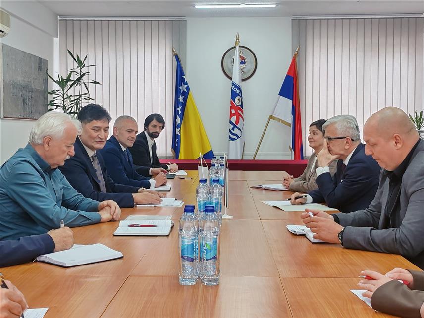 НОВИ ГРАД, 14. АПРИЛА /СРНА/ - Министар саобраћаја и веза Републике Српске Недељко Чубриловић састао се данас у Новом Граду са начелницима општина Нови Град и Крупа на Уни Мирославом Дрљачом и Гојком Кличковићем.	