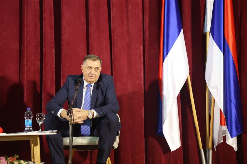 ДЕРВЕНТА, 14. АПРИЛА /СРНА/ - Предсједник Републике Српске Милорад Додик започео је разговор са грађанима у Дервенти, гдје ће одговарати на питања и говорити о актуелној политичкој ситуацији.