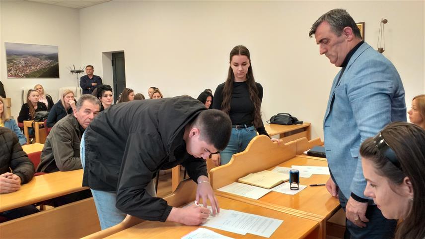ВЛАСЕНИЦА, 14. АПРИЛА /СРНА/ - Начелник општине Власеница Мирослав Краљевић потписао је данас уговоре о стипендирању са 43 нова стипендиста, од чега је 36 студената и седам средњошколаца.