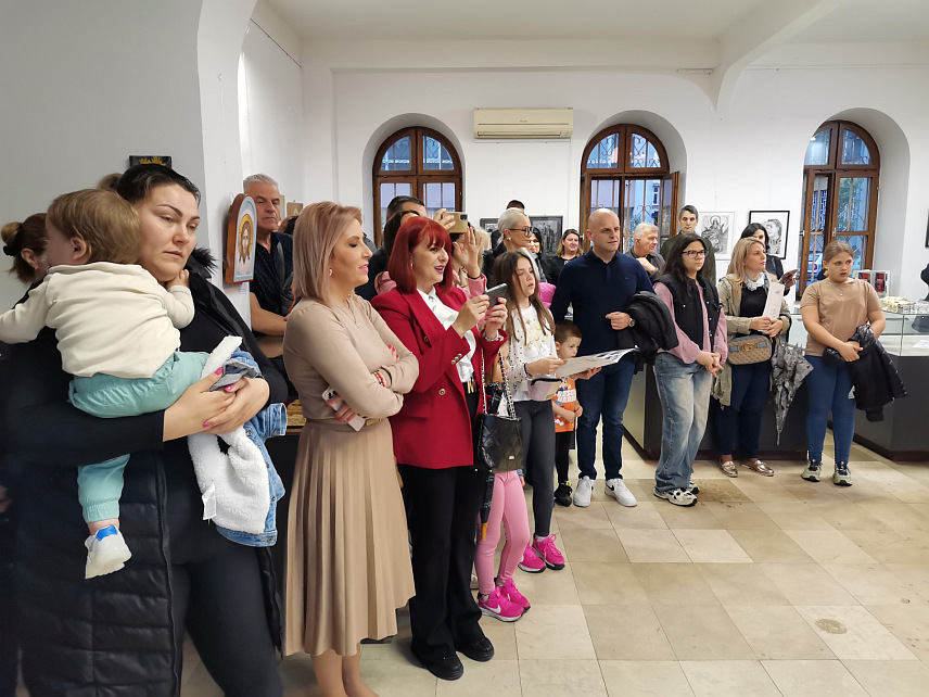 БИЈЕЉИНА, 14. АПРИЛА /СРНА/ - У Музеју Семберије у Бијељини вечерас је отворена васкршња изложба Удружења ликовних умјетника "Свети Лука" на којој се 27 аутора представило са 50 радова.