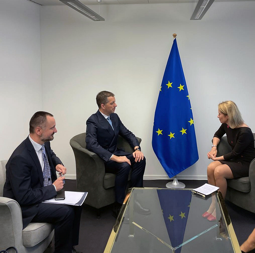 ЛУКСЕМБУРГ, 14. АПРИЛА /СРНА/ - Министар спољних послова Марко Ђурић поручио је на састанаку са високим представником ЕУ за спољну политику и безбједност Кајом Калас у Луксембуру да је чланство у ЕУ стратешко опредјељење Србије која, као кредибилан партнер, жели да допринесе миру, стабилности и просперитету Европе.