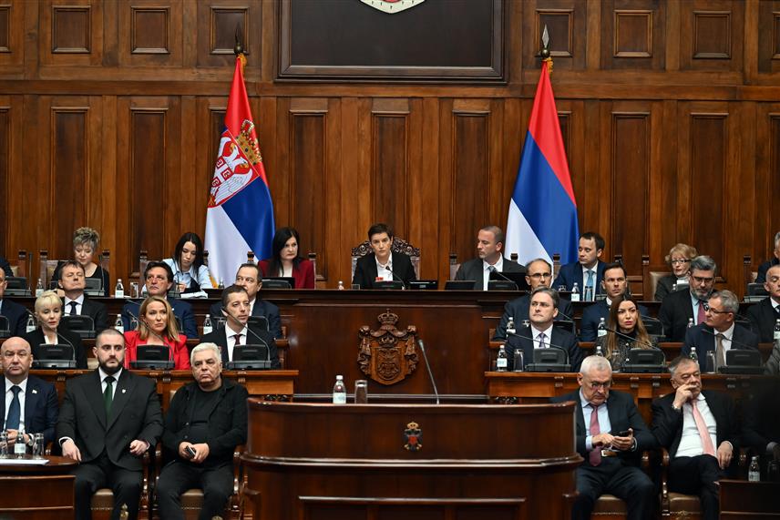 БЕОГРАД, 15. АПРИЛА /СРНА/ - Кандидат за премијера Србије Ђуро Мацут рекао је данас у свом експозеу да ће Србија наставити да помаже Републици Српској и да подржава српски народ у БиХ, уз пружену руку Бошњацима и Хрватима и спремност на сваки дијалог са њима.