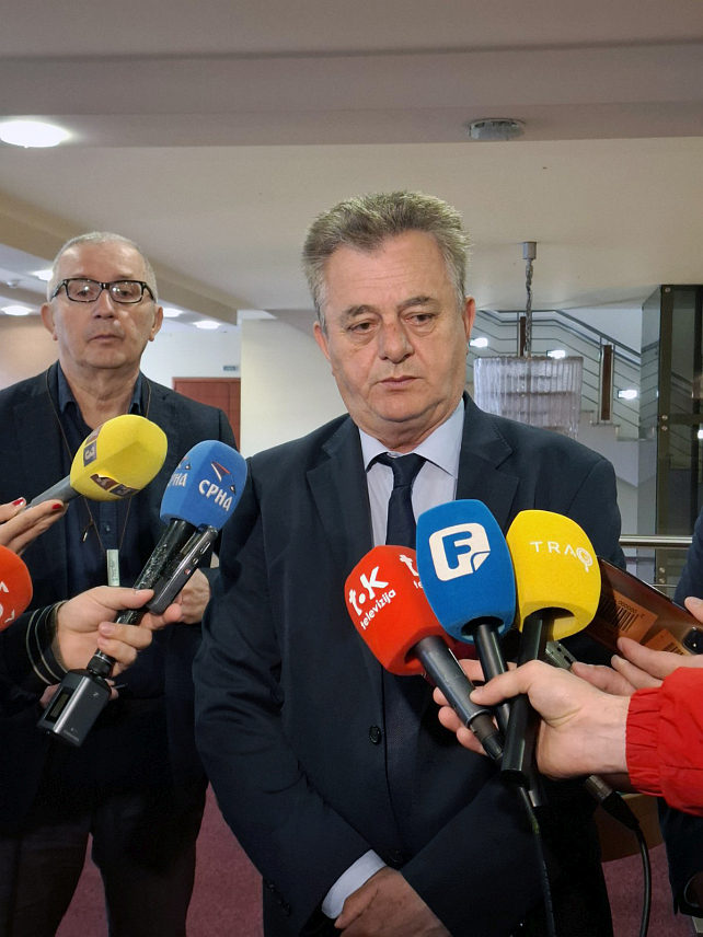 БАЊАЛУКА, 15. АПРИЛА /СРНА/ - Предсједник Радне групе за изради новог Устава Републике Српске Витомир Поповић у обраћању новинарима у Бањалуци  пред почетак стручне расправе о нацрту новог Устава Републике Српске коју организује Организација старјешина ВРС. 