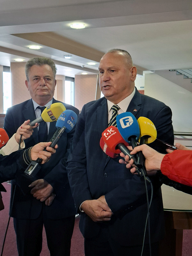 БАЊАЛУКА, 15. АПРИЛА /СРНА/ - Предсједник Организације старјешина Војске Републике Српске /ВРС/ Слободан Жупљанин у обраћању новинарима у Бањалуци пред почетак стручне расправе о нацрту новог Устава Републике Српске.