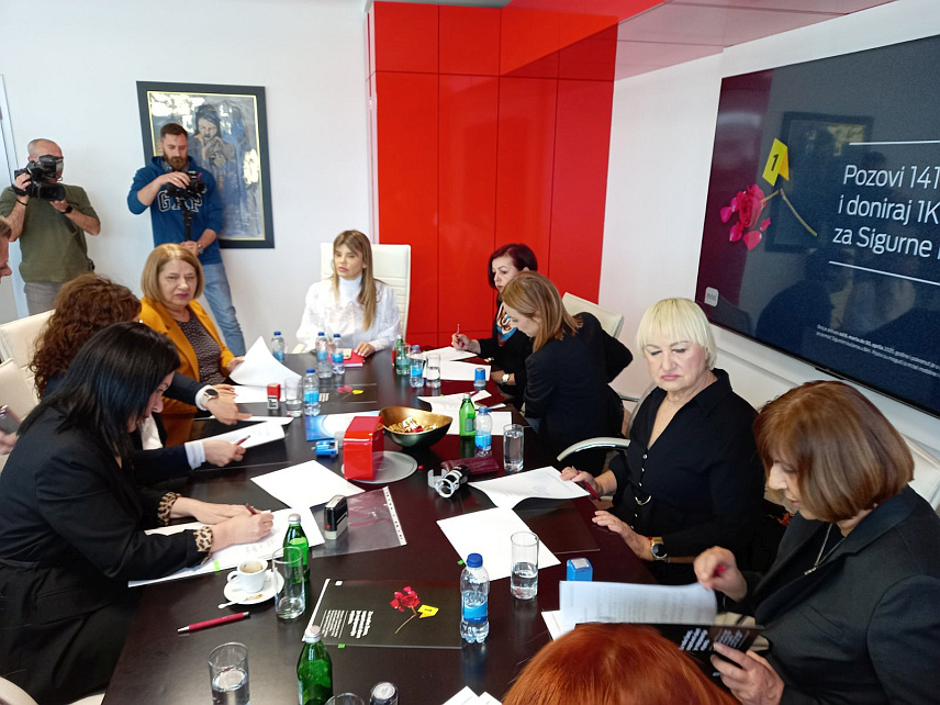 БАЊАЛУКА, 15. АПРИЛА /СРНА/ - Генерални директор "М:тела" Јелена Триван и представници осам сигурних кућа из БиХ потписали су данас у Бањалуци уговоре о донацији у вриједности 100.000 КМ.