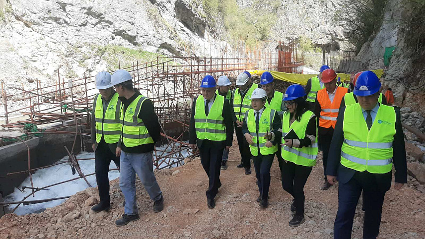 ФОЧА, 15. АПРИЛА /СРНА/ - Министар енергетике и рударства Републике Српске Петар Ђокић на градилишту хидроелектрана на ријеци Бистрици код Фоче, гдје се заједно са представницима извођача радова - кинеске компаније АВИК, предузећа "Хидроелектране /ХЕ/ на Дрини" и "ХЕ Бистрица" упознао о динамици градње.