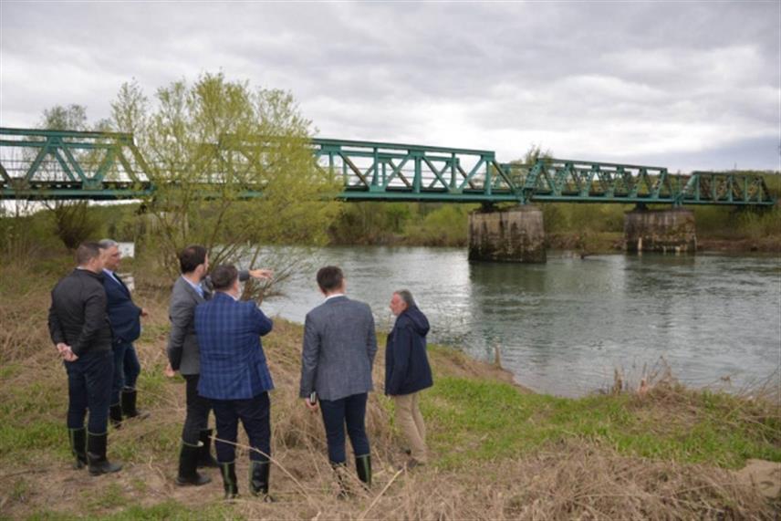 БИЈЕЉИНА, 15. АПРИЛА /СРНА/ - Директор Јавне установе "Вода Српске" Мирослав Миловановић, градоначелник Приједора Слободан Јавор и делагација "Жељезница Републике Српске" обишли су данас локацију жељезничког моста у Брезичанима.	