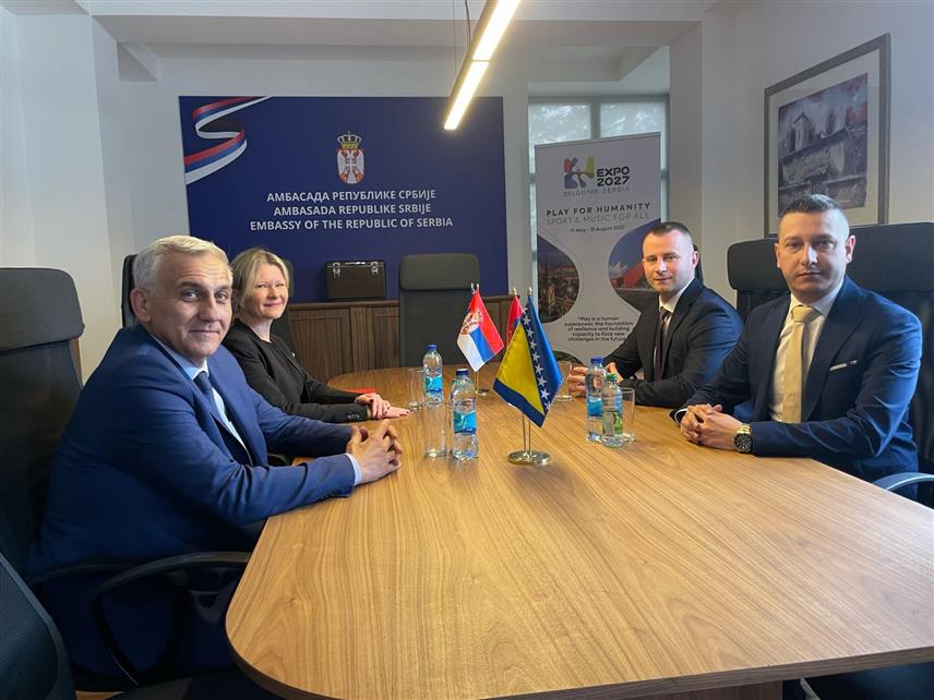 САРАЈЕВО, 15. АПРИЛА /СРНА/ - Замјеник министра одбране у Савјету министара Александар Гогановић и амбасадор Србије у БиХ Иван Тодоров састали су се данас у амбасади Србије у Сарајеву.	