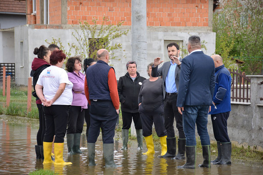 ПРИЈЕДОР, 15. АПРИЛА /СРНА/ - Градоначелник Приједора Слободан Јавор обишао је данас у насељу Балтин Баре домаћинства која су погођена посљедњим поплавама и с мјештанима разговарао о проблемима с којима су суочени и могућностима за њихово хитно рјешавање.