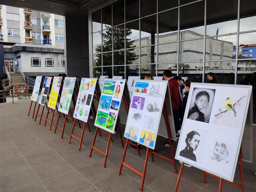 ГРАДИШКА, 15. АПРИЛА /СРНА/ - У Градишци је данас организована изложба и додјела награда најуспјешнијим учесницима на конкурсу ликовног стваралаштва, на који се пријавило 300 основаца и средњошколава, као и дјеце из предшколских установа.