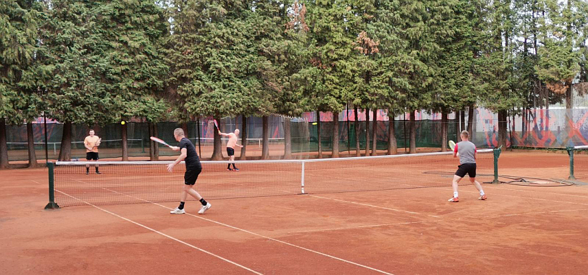 ДОБОЈ, 15. АПРИЛА /СРНА/ - У Тениском клубу Добој вечерас је почела љетна школа тениса за дјецу и одрасле, с циљем да се и родитељи мотивишу и обуче да лијепо вријеме искористе са својим малишанима на теренима и постану дио велике добојске тениске породице.