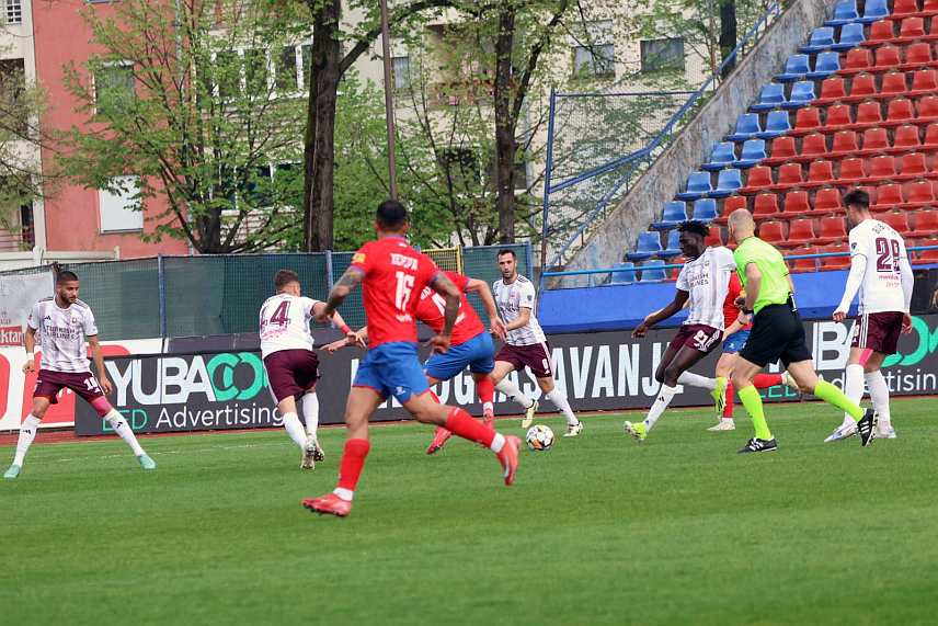 БАЊАЛУКА, 15. АПРИЛА /СРНА/ - Фудбалери бањалучког "Борца" нису успјели да се пласирају у финале Купа БиХ јер су вечерас на свом терену поражени од екипе "Сарајева" са 2:0 у реванш мечу полуфинала. /Фото - Борислав Здриња/	