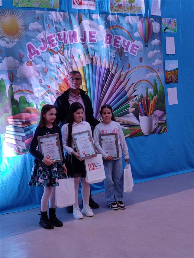КОТОР ВАРОШ, 15. АПРИЛА /СРНА/ - Дјечија манифестација "Кад мој град замирише на прољеће" на којој су награђени најбољи ликовни и литерарни радови основаца одржана је вечерас у оквиру априлских свечаности поводом Дана општине Котор Варош.	