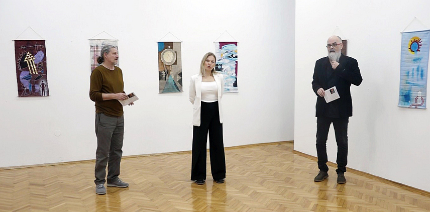 ПРИЈЕДОР, 15. АПРИЛА /СРНА/ - У Музеју Козаре вечерас је отворена изложба "Изван кутије" академског сликара Зорана Игњатовић из Крагујевца.	