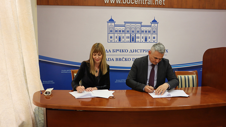 БРЧКО, 15. АПРИЛА /СРНА/ - Градоначелник Брчко дистрикта Синиша Милић и директор Института за популацију и развој из Сарајева Емина Османагић потписали су данас Меморандум о сарадњи и партнерству за спровођење здравствене превенције, у оквиру пројекта "Здраве заједнице у БиХ".	