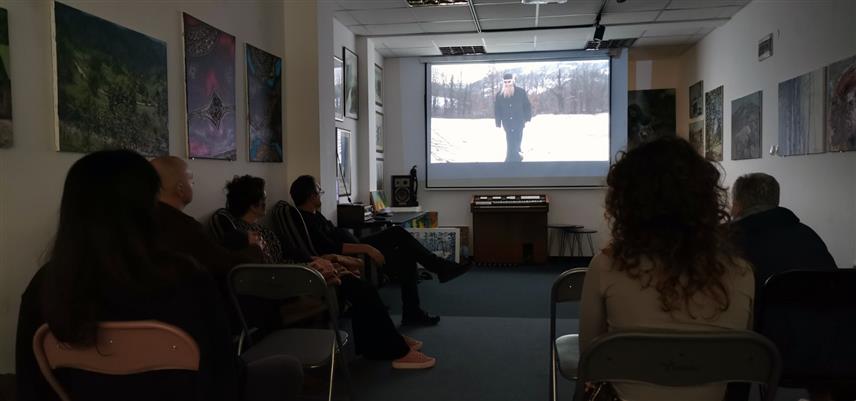 ДОБОЈ, 15. АПРИЛА /СРНА/ - У Добоју је вечерас приказан документарни филм "Отац Арсеније", у којем игуман манастира Рибница Арсеније описује како се кроз стварање и духовни рад изборио са самодеструкцијом током свог световног живота.	