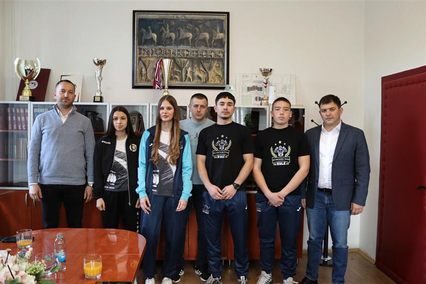 ТРНОВО, 16. АПРИЛА /СРНА/ - Начелник општине Трново Мирослав Бјелица и предсједник Скупштине општине Синиша Голијанин истакли су да ће општина наставити да пружа подршку раду и активностима Кик-бокс клуба "Куле", чији чланови су остварили изванредне резултате на Првенству БиХ.