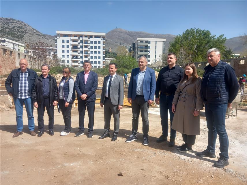 ТРЕБИЊЕ, 16. АПРИЛА /СРНА/ - У Засад пољу на подручју Требиња почела је изградња објекта Центра за социјални рад, чија је процијењена вриједност око 2,5 милиона КМ, а мјесто радова данас у посјетили требињски градоначелник Мирко Ћурић и предсједник Фондације "Слободан и Маргарета Галеб" Милорад Матијашевић.