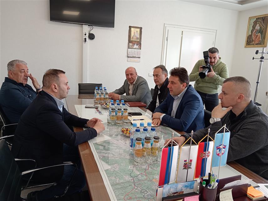 СОКОЛАЦ, 16. АПРИЛА /СРНА/ - Начелник општине Соколац Страхиња Башевић разговарао је данас са градночeлником Источног Сарајева Љубишом Ћосићем о куповини објекта за Ватрогасно одјељење на Сокоцу, о проширењу вртића процијењене вриједности око 600.000 КМ, обезбјеђењу просторија за продужени боравак ђака и изградњи културног центра.