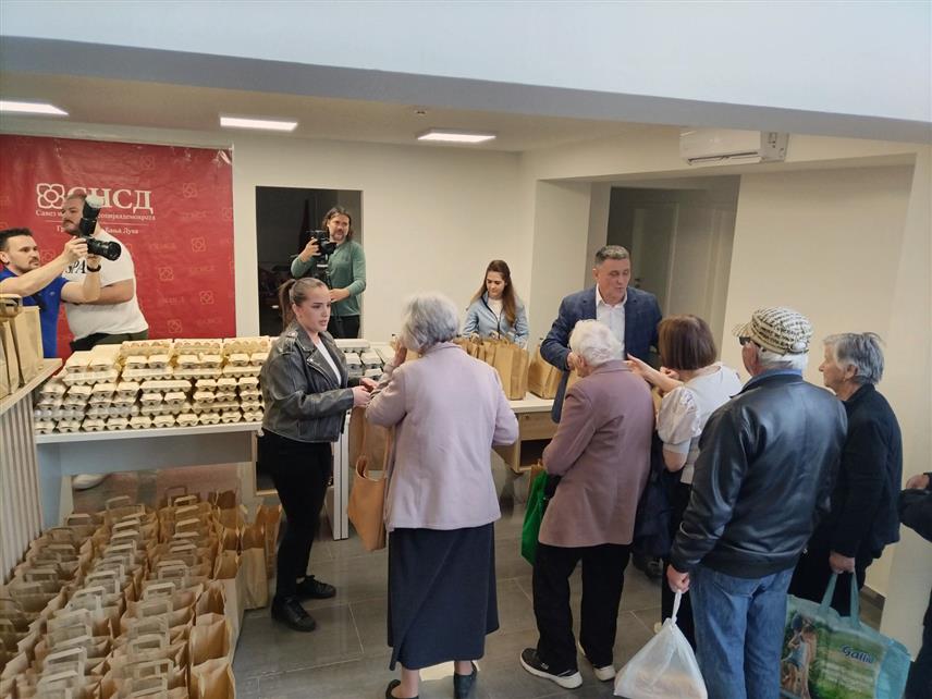 БАЊАЛУКА, 16. АПРИЛА /СРНА/ - Градски одбор СНСД-а Бањалука данас је организовао подјелу јаја за пензионере поводом највећег хришћанског празника Васкрса.