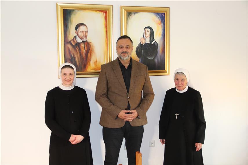 ДЕРВЕНТА, 16. АПРИЛА /СРНА/ - Градоначелник Дервенте Игор Жунић посјетио је данас Самостан мајке Лујзе у том граду у коме бораве сестре милосрднице, у сусрет највећем католичком празнику Ускрсу.