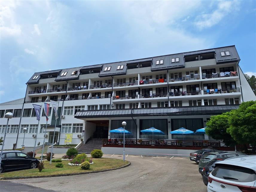 ВИШЕГРАД, 16. АПРИЛА /СРНА/ - У Рехабилитационом центру "Вилина влас" у Вишеграду почела је друга фаза реконструкције хотелског дијела, а планирани рок завршетка радова је три мјесеца.