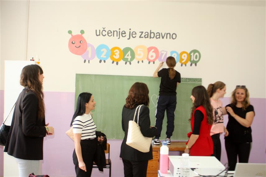 МОДРИЧА, 16. АПРИЛА /СРНА/ - Волонтери, студенти Универзитета "Краљ Вилијам" из холандског града Ајндховена и група ученика Основне школе "Свети Сава" у Модричи почели су данас осликавање шест учионица, које су претходно окречене, за шта је 2.000 КМ обезбиједила професор на Универзитету Марике ван ден Брук.