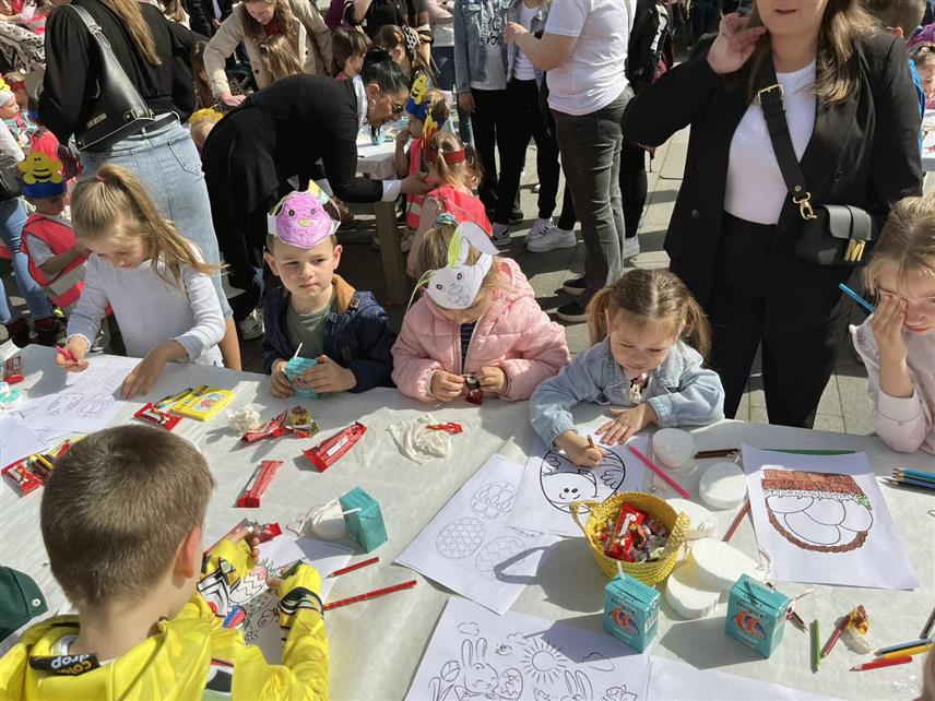 КОЗАРСКА ДУБИЦА, 16. АПРИЛА /СРНА/ - Манифестација "У сусрет Васкрсу" окупила је данас у Козарској Дубици бројне малишане који су цртали васкршње украсе најављујуђи највећи хришћански празник.	