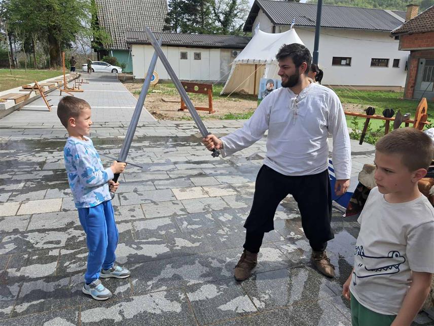 КОТОР ВАРОШ, 16. АПРИЛА /СРНА/ - У Котор Варошу данас су одржане средњовјековне витешке игре у оквиру обиљежавања Дана општине.