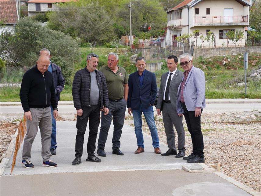 TРЕБИЊЕ, 16. АПРИЛА /СРНА/ - У требињском насељу Горица у току је изградња споменика за 48 погинулих бораца у Одбрамбено-отаџбинском рату са подручја ове мјесне заједнице, који би требало да буде завршен до 13. јула када се обиљежава Дан требињске бригаде, саопштено је данас из Градске управе.