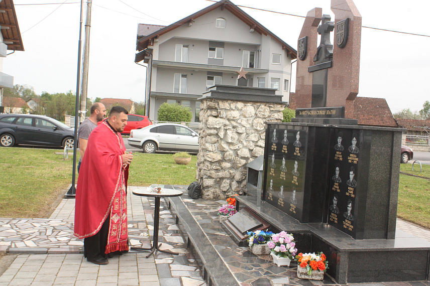 МОДРИЧА, 16. АПРИЛА /СРНА/ - У Милошевцу код Модриче данас је служен парастос и положено цвијеће на споменика за 20 погинулих бораца и цивила, поводом обиљежавања 33 године од оснивања Чете Милошевац Војске Републике Српске.