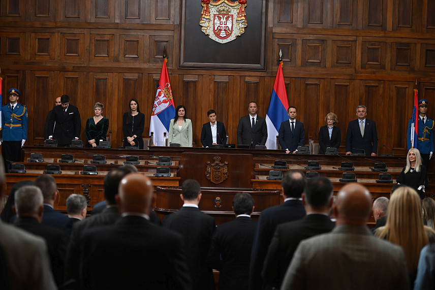 БЕОГРАД, 16. АПРИЛА /СРНА/ - Чланови нове Владе Србије, на челу са премијером Ђуром Мацутом, положили су заклетву у Скупштини Србије.