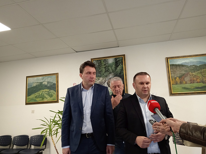 СОКОЛАЦ, 16. АПРИЛА /СРНА/ - Начелник општине Соколац Страхиња Башевић одржао је данас састанак са градоначелником Источног Сарајева Љубишом Ћосићем.	